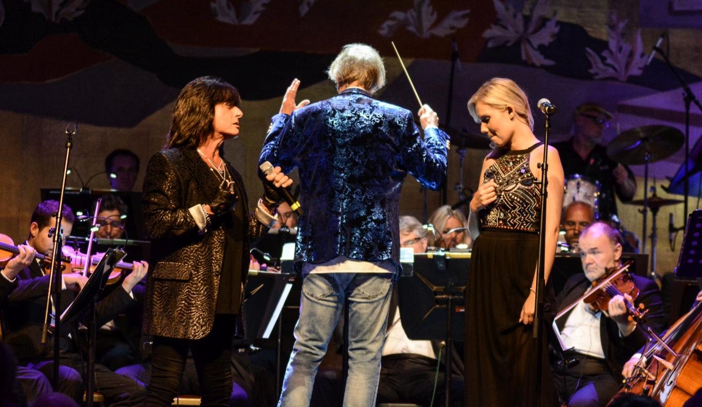 Conductor between two singers